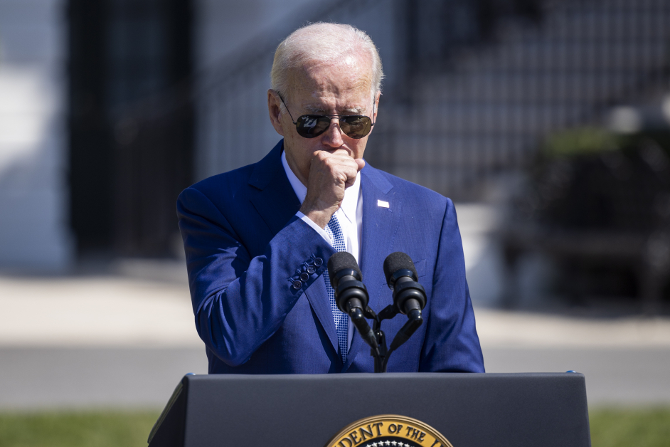 美国总统拜登周二签署《晶片法案》前在白宫南侧草坪发表演讲时显得稍有不适，发言时一直停下咳嗽。（欧新社）