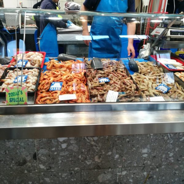 各类虾公开摆卖，选择自己喜欢的，基本上除了龙虾，其它较少生吃，多为焗烤。