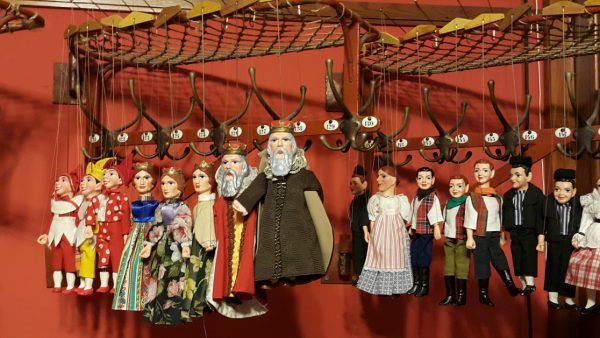 悬丝木偶剧，在布拉格是流传久远的传统娱乐，至今已是代表捷克的偶戏艺术。