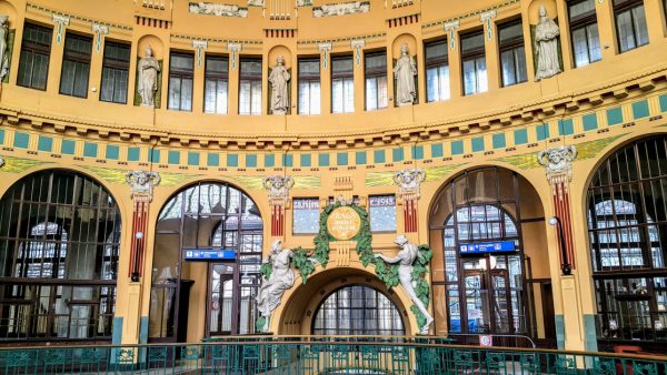 当你搭火车来到布拉格，你已经进入新艺术世界，因为中央车站本身就是经典之作，放慢步伐，环顾四周，细细品味装饰艺术营造的美妙情境。