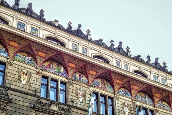 前捷克工商银行大楼，由线条勾勒出新艺术图案，丰富墙面层次与彰显装饰造型。