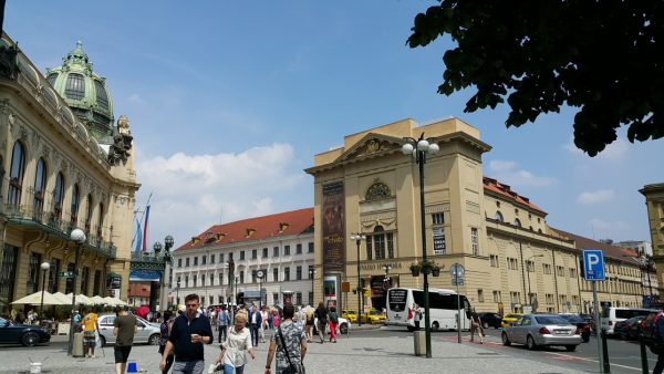 共和广场位于布拉格中心点，新旧城交会处 ，由火药塔，市民会馆，海伯尼剧院等，民众日常社交场所构成。