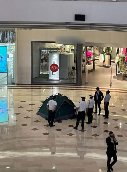 警方到场前，购物中心职员已在死者卧尸处设立小帐篷。