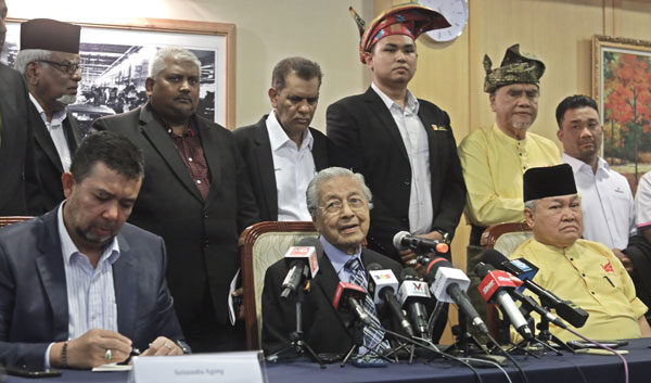 马哈迪（坐者中）召开记者会，前排左起为土团党总秘书拿督马祖基、土著权威党主席拿督依布拉欣阿里等人。