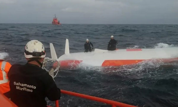 海岸警卫队发现失事帆船时，因为风浪太大而被迫暂停救援，所幸男子一直撑到隔天，等待救难人员到来。
