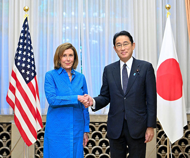 美国众议院议长佩洛西（左）到访东京，与日本首相岸田文雄握手。（法新社）