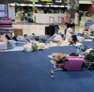 海南三亚突封城，很多旅客被迫滞留机场。