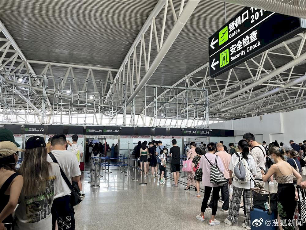 三亚市突然宣布封控，使得三亚机场挤满急着离开的游客。