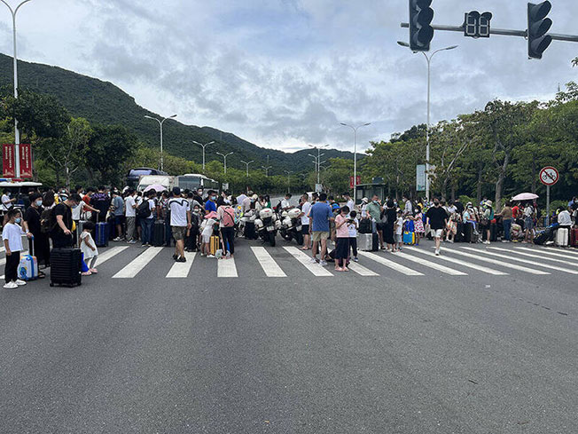 三亚周六紧急宣布全市静态管理，旅客挤满前往机场的道路。