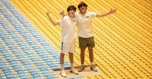少年打破世界纪录 5000榖麦片盒拼乌国旗募款