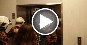 19女学生挤入升降机 引发故障 全受困【内附音频】