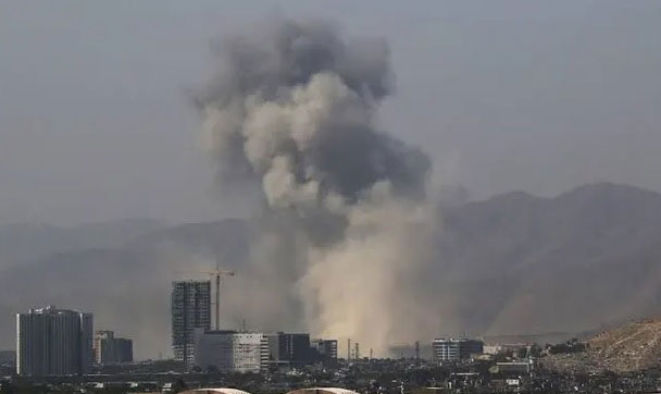 清真寺发生爆炸后，滚滚浓烟直冲云霄。