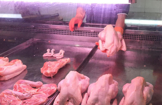 受访巴刹肉鸡贩和其他鸡饭摊主表示甘榜鸡起价， 费 比之前更难卖。（档案示意图） 