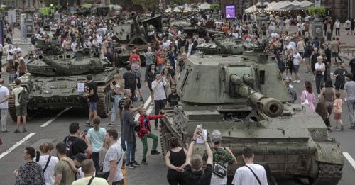 ◤俄乌开战◢ 俄军被毁装甲车 基辅大街展出 民众蜂拥赏车