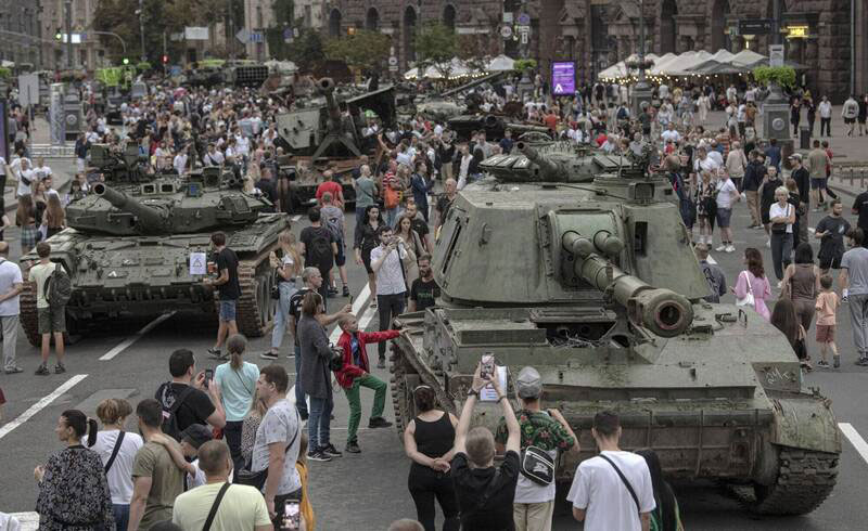 乌克兰政府在基辅展出被击毁、掳获的俄军装甲车。（美联社）