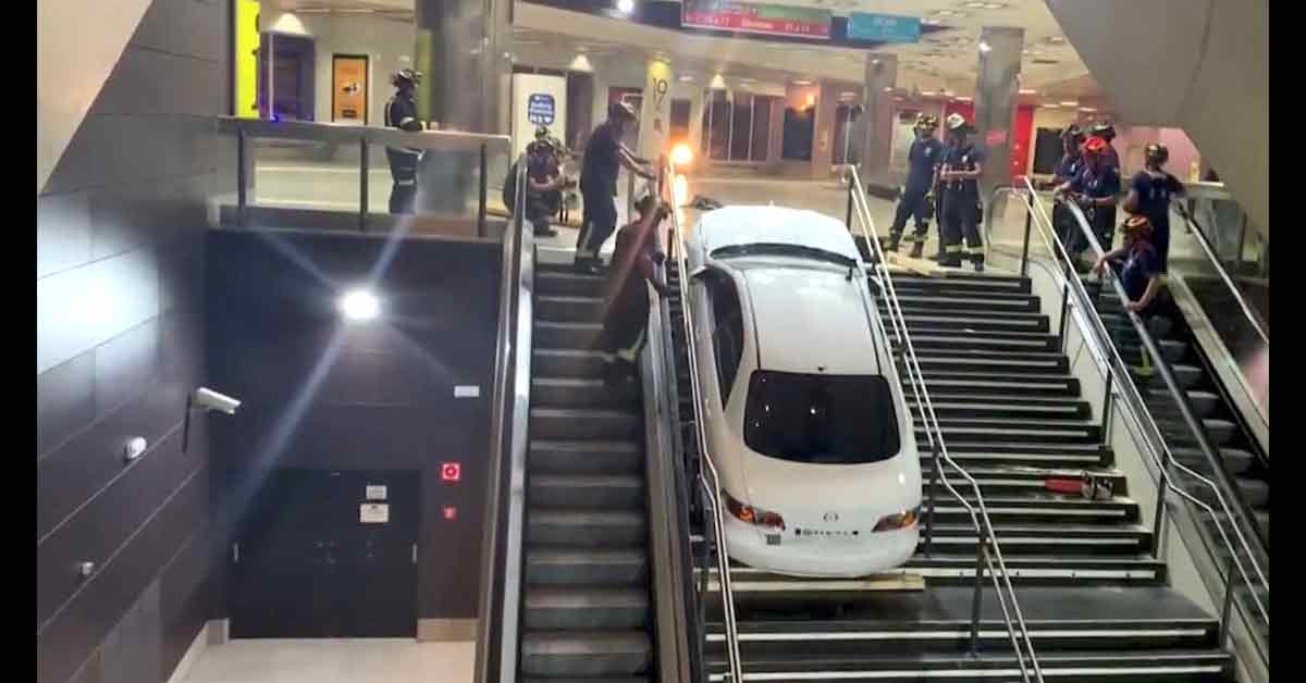 窃贼偷车驶进地铁站，结果困在楼梯上 ，动弹不得。