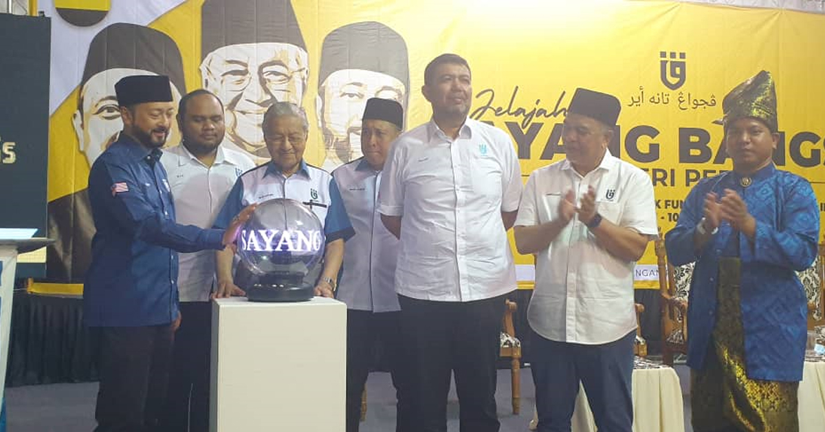 马哈迪(左3)为爱民族巡回活动主持开幕。