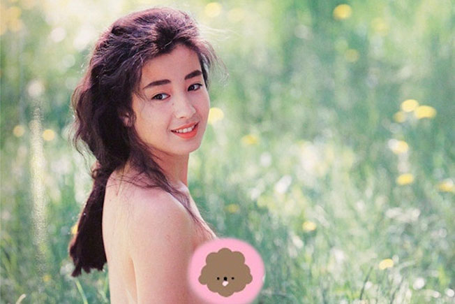 宫泽理惠于18岁时推出全裸写真。