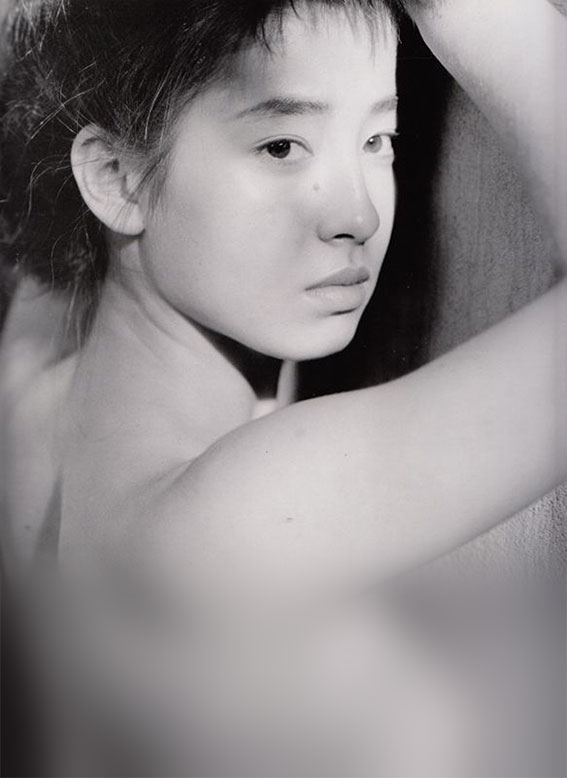 1991年出版的《Santa Fe》被认为是日本人体摄影最为开放的一次，挑战并颠覆了当时仍属保守的日本社会。