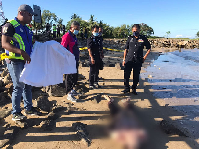 73岁老妇独自到海边晨运，不料却被民众发现突然猝死在沙滩上。