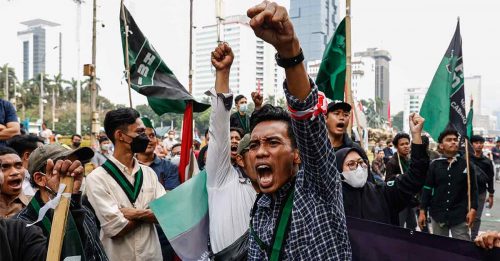 政府拟削减燃油补贴 印尼示威者抗议