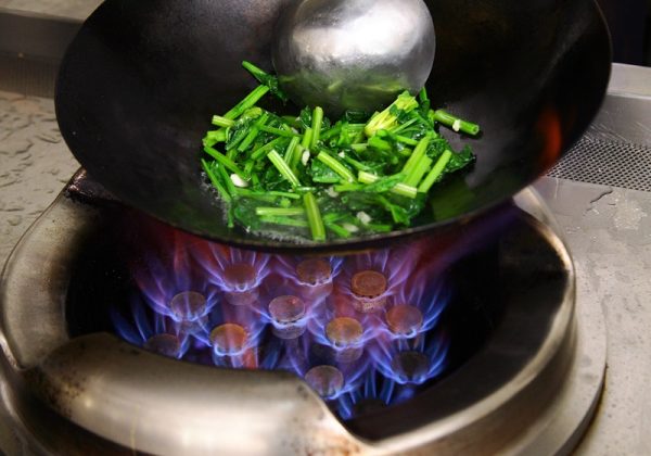 炒锅需以大火高温加热，炒菜的时间才能短。