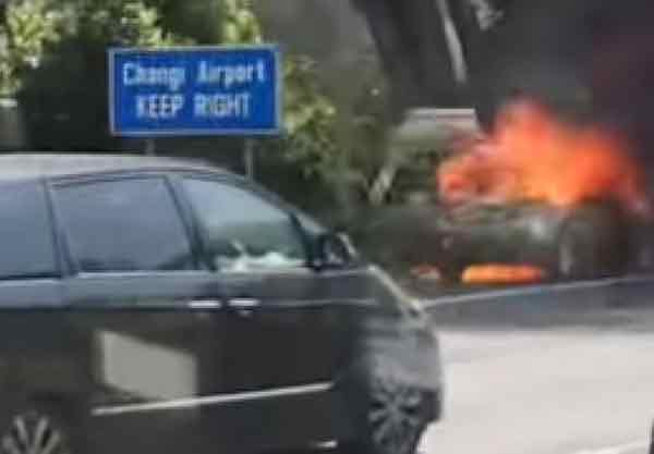 一辆轿车前天在泛岛快速公路突然烧了起来。（视频截图）