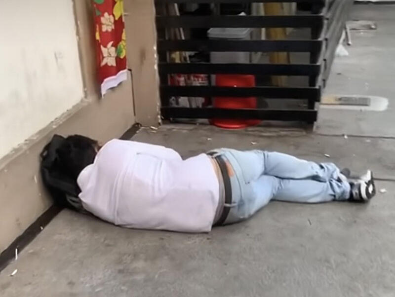 有男子被拍到躺在大厦外。（ 取自Instagram）