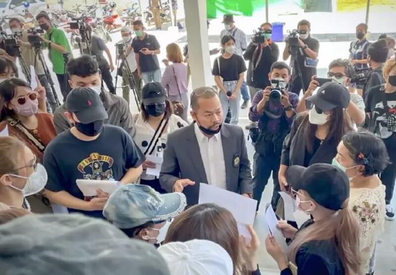 泰国知名律师派桑，日前带了30多名受害者前往警局报案。（取自网络）