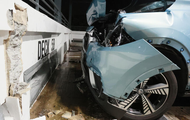 轿车将停车场墙壁撞裂，相信当时的撞击力猛烈。