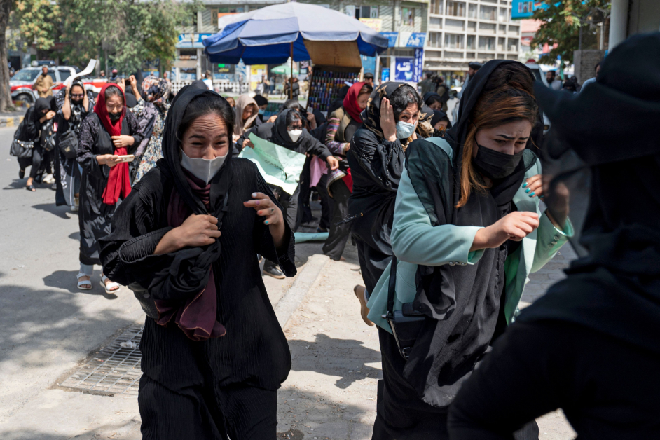 阿富汗妇女13日在喀布尔举行示威，早塔利班分子鸣枪驱赶。（法新社）