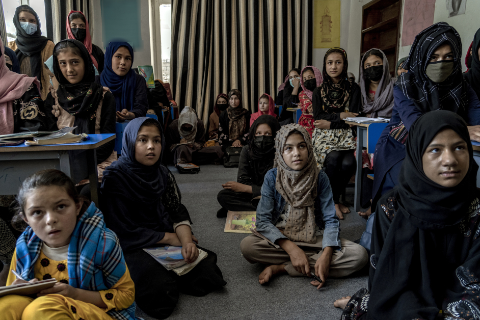 塔利班继续关闭女子就读的中学，她们只好偷偷地到“秘密”学校上课。（美联社）