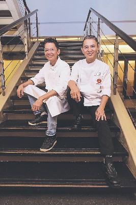 港城饮食集团举办
“ 年度名厨
经典宴” ，
推出中式日
作盛宴， 并
由胡志威师
傅（ 左） 及
黄清龙师傅
联手设计8道
美味佳肴。