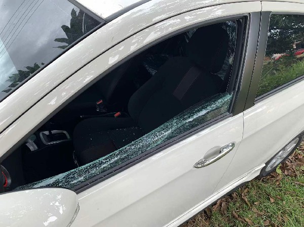 第二国产Axia轿车的左前座车窗，被不明人士砸碎。