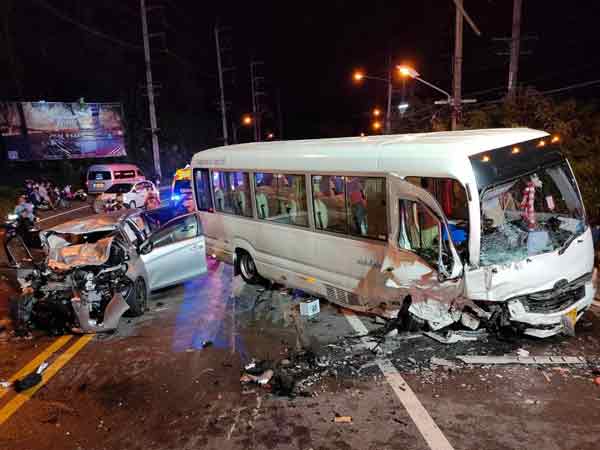 轿车和旅游巴士相撞，酿1死7重轻伤。