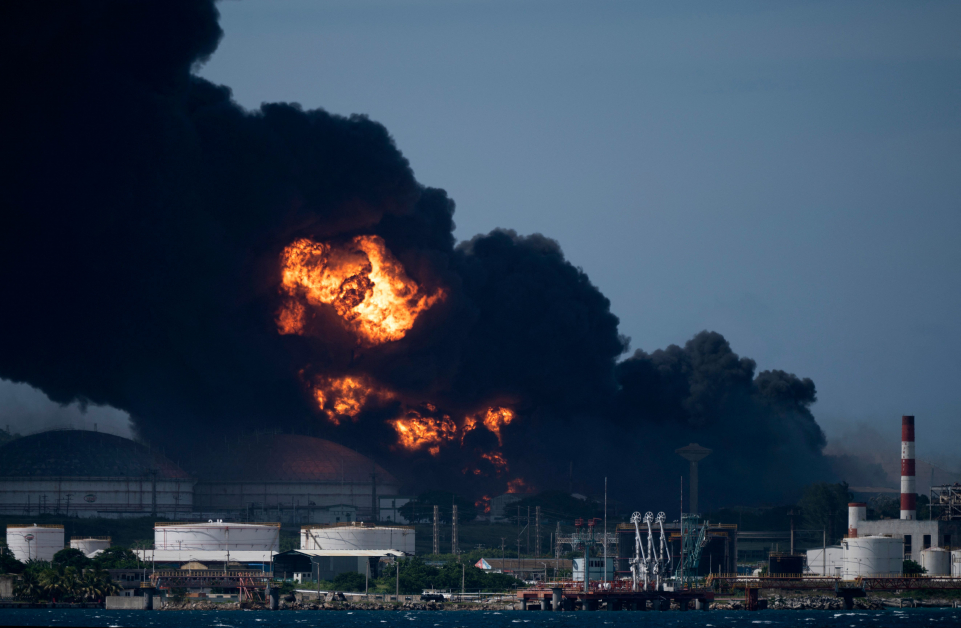 古巴马坦萨斯超级油轮港口一个燃料储存库爆炸起火，滚滚浓烟直冲云霄。（法新社）