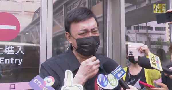 余天说起女儿的状况,伤心痛哭。