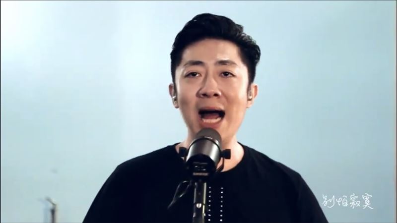 艾成社群更新他演唱87乐团歌曲《杰作》的新MV，留给歌迷无限追思。
