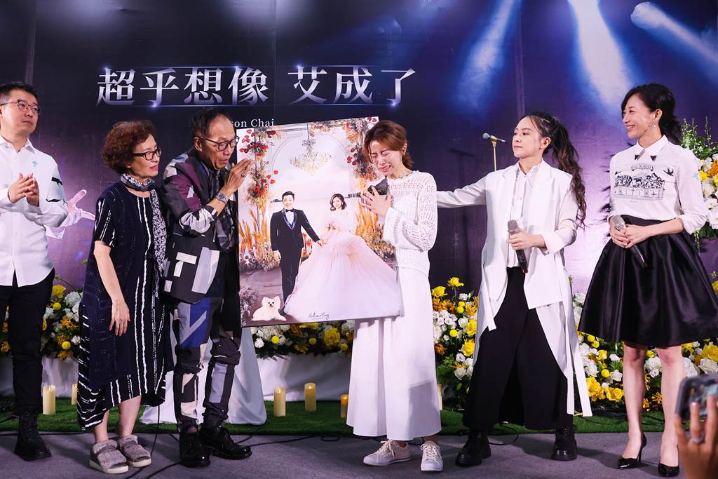 大马插画家为王瞳及艾成画的婚纱照。