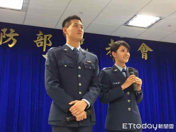 空军情侣档上尉方棱溶（右）、少校王允昱（左）。