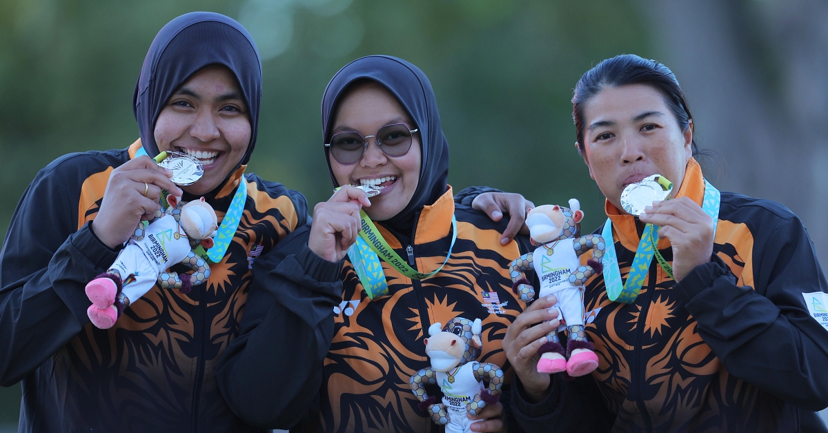 努艾因纳比拉（左起）、莎菲嘉海达及阿兹丽娜阿萨德展示她们所赢得的草地保龄球女子3人赛银牌。（马新社）