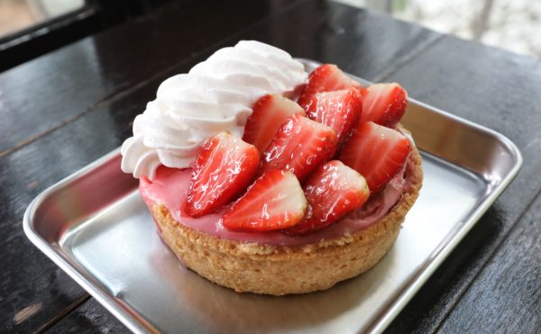 Seriously Strawberry Pie的特色是草莓巧克力馅料，入口带点咸味的奶油乳酪，竟与草莓口味的“Pocky”非常相似。馅料由草莓甘纳许、新鲜草莓和鲜奶油组合而成。