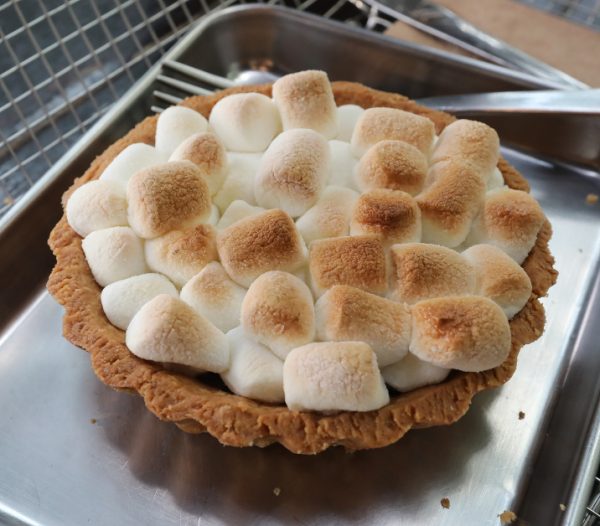 S’mores Pie，“S’mores” 是一种传统的美式甜点，美国人喜欢在露营时食用，它由全麦饼干、巧克力和棉花糖制成，店家将它放在Pie里面，并加入60～70%的比利时黑巧克力，用火枪烧过的棉花糖，让派吃起来焦脆又香甜。