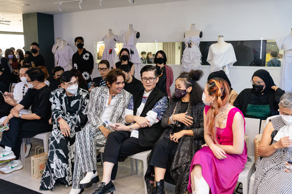 该时装秀在大马首个共用空间时尚工作室Mayamode举行，还与吉隆坡时装周（KLFW）创办人兼总执行长，同时也是该课程主任Andrew Tan（右3）合作。