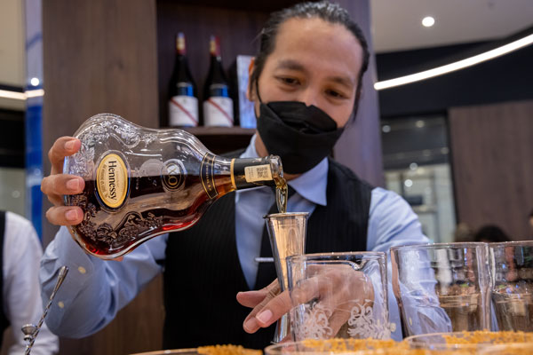 调酒师Arsenio Mariano Jr为来宾调制这7杯能够诠释Hennessy X.O 7大风味口感的鸡尾酒。
