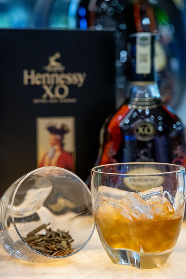 橡木之邃（Wood Crunches）强调的是Hennessy X.O中的木香味，所以这杯鸡尾酒能品到橡木和烟熏盐的风味。