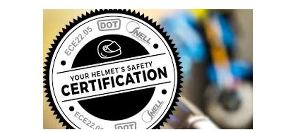 ▲国际上通用的头盔安全认证标签。