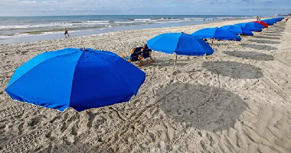 海滩遮阳伞。