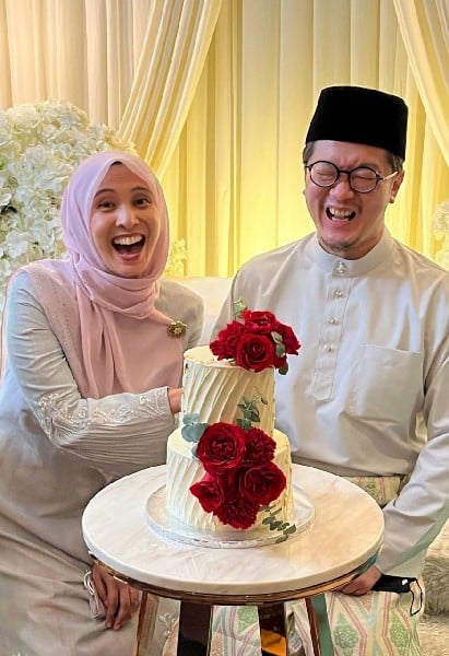 努鲁依莎（左）和任韶龙在社交媒体“放闪”，分享两人切新婚蛋糕时的甜蜜合照。（图皆取自努鲁依莎Instagram)