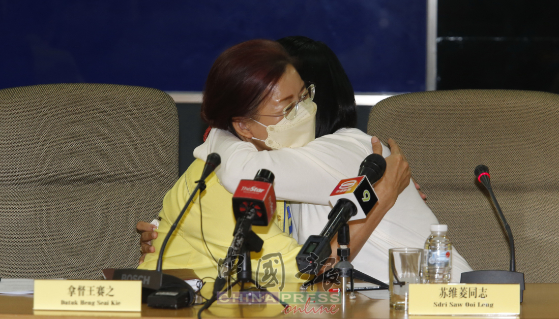 对于马华妇女组的帮忙，罗秀虹（右起）在记者会上一度感动落泪，还与王赛之紧密相拥。